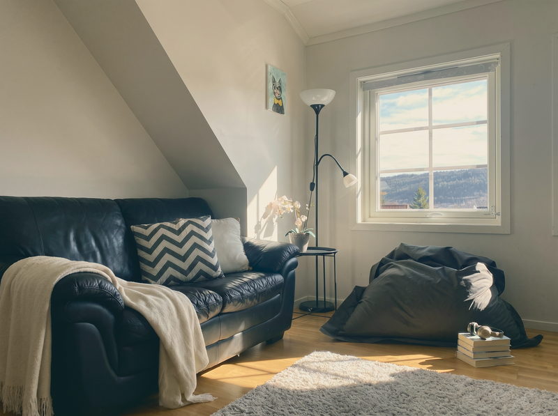 Loftstue med sofa og skråtak